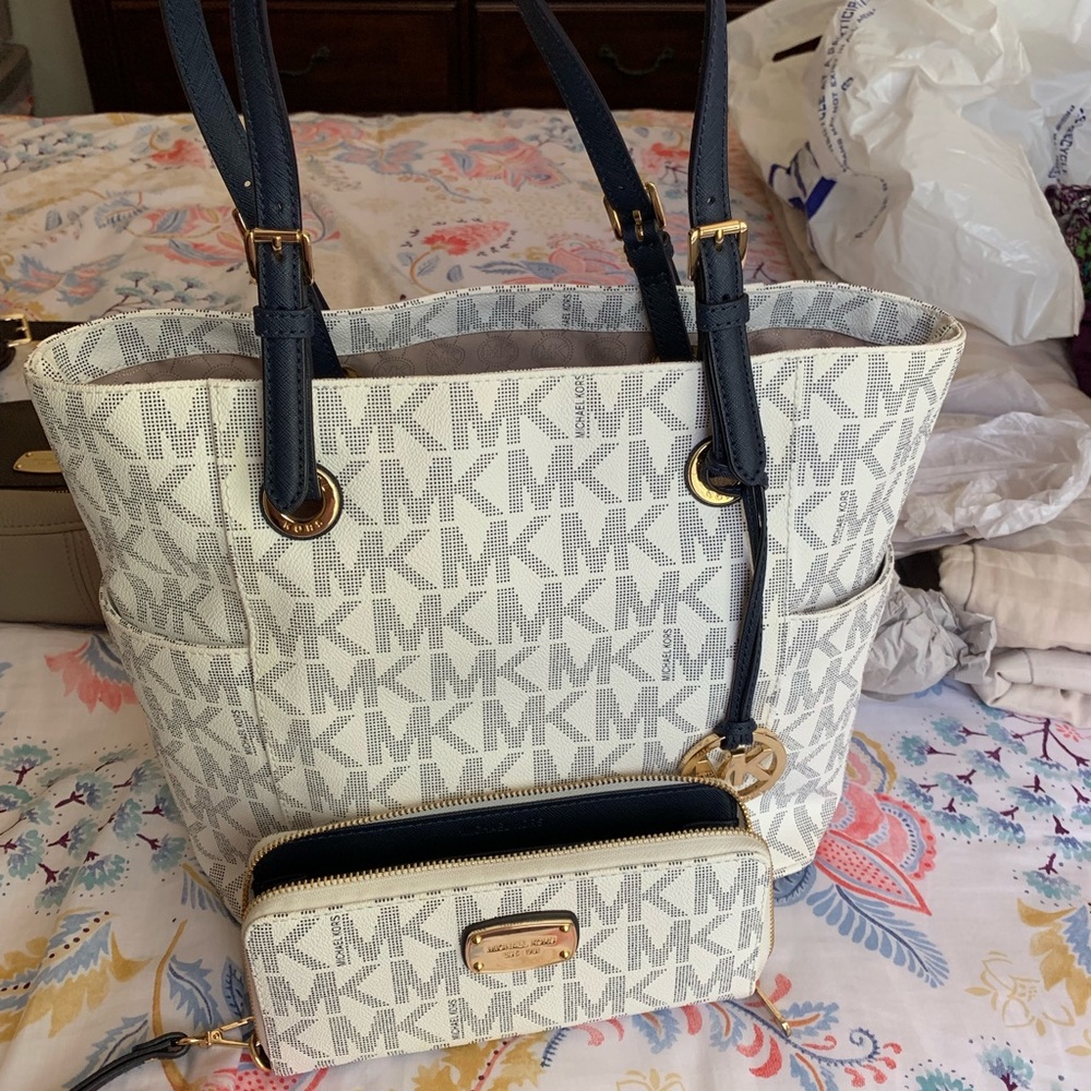 Micheal Kors handbag with matching wallet